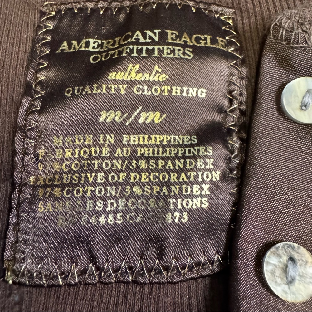 American Eagle Brown Henley Tee Top Size Medium Satin Finish down Buttons NWOT - Picture 4 of 8